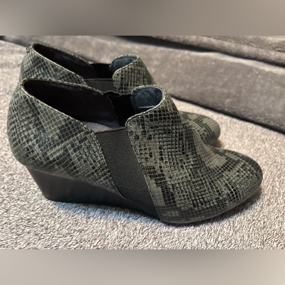 Vionic Tanton python snake print wedge ankle bootie in grey and black. - Picture 2 of 9